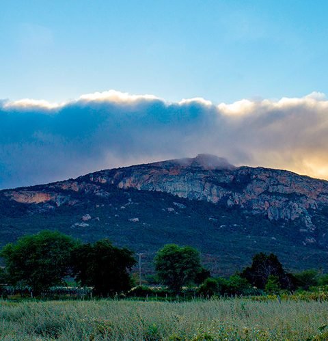 Morro do Chapéu em Paramirim: Trilha de Aventura, Mirantes e Turismo na Natureza
