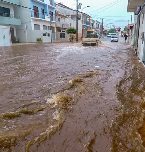 Chuva causa alagamento nas ruas de Paramirim