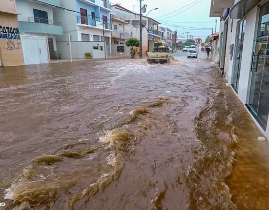 Chuva causa alagamento nas ruas de Paramirim
