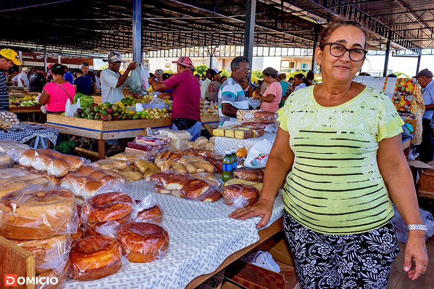 Diversos tipos de bolos, ximangos e xiringa da feira livre de Paramirim