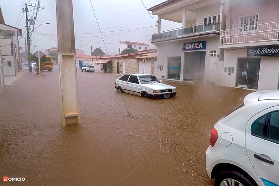 Chuva com alagamento na Avenida Botuporã - Paramirim