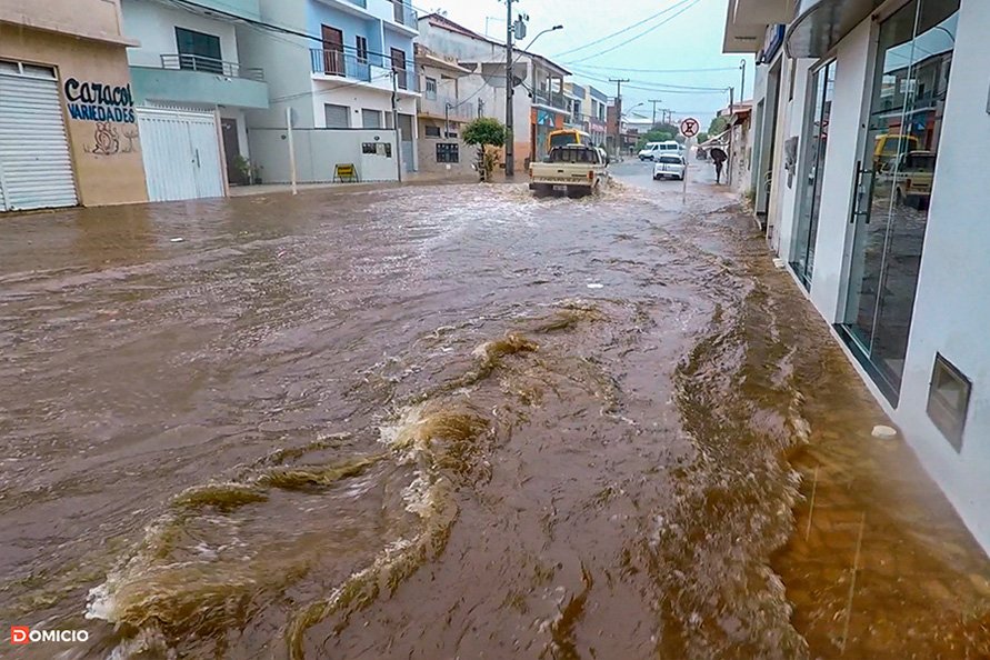 Chuva com alagamento na Avenida Botuporã - Paramirim