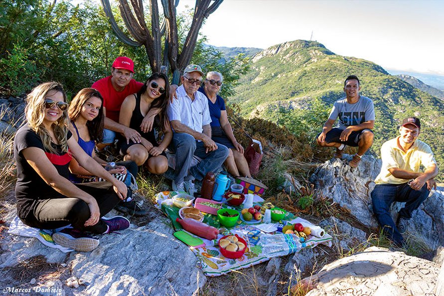 Grupo de aventureiros fazendo um piquenique no Morro da Estrela