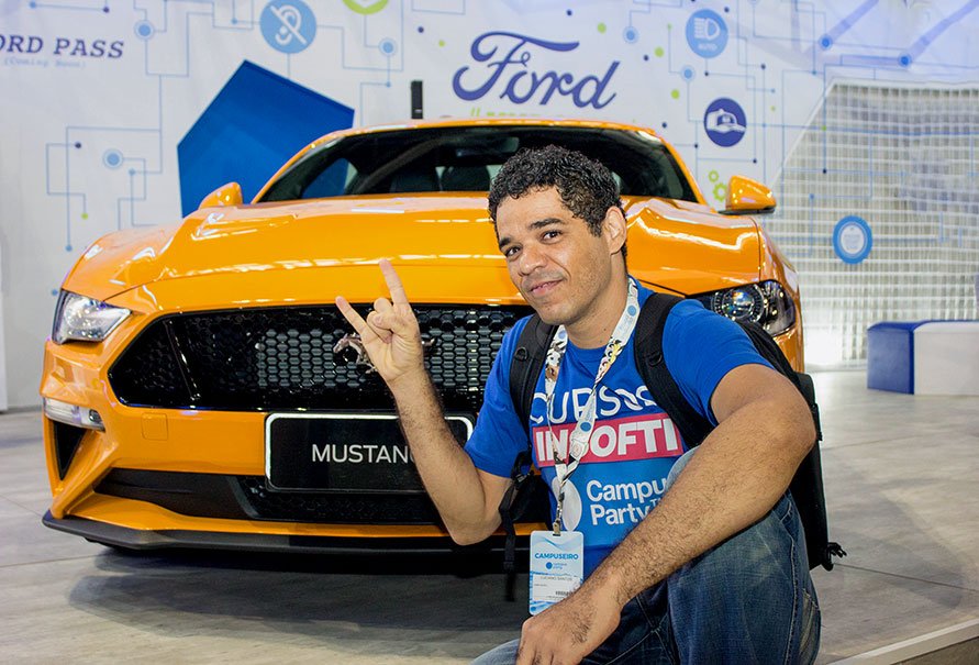 Luciano Marques curtindo o Mustang no stand da Ford