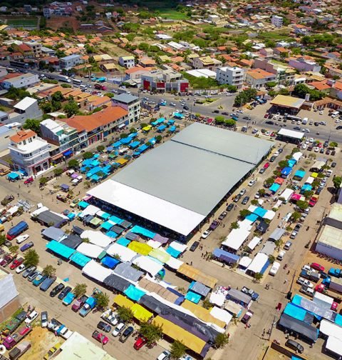 Fotografias aéreas da feira livre de Paramirim
