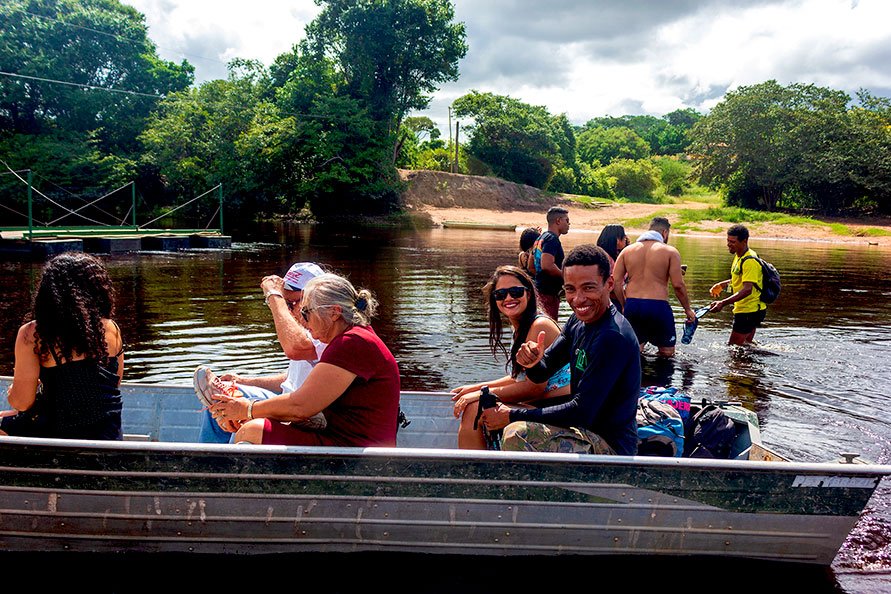 Atravessando o Rio Paraguaçu de barco