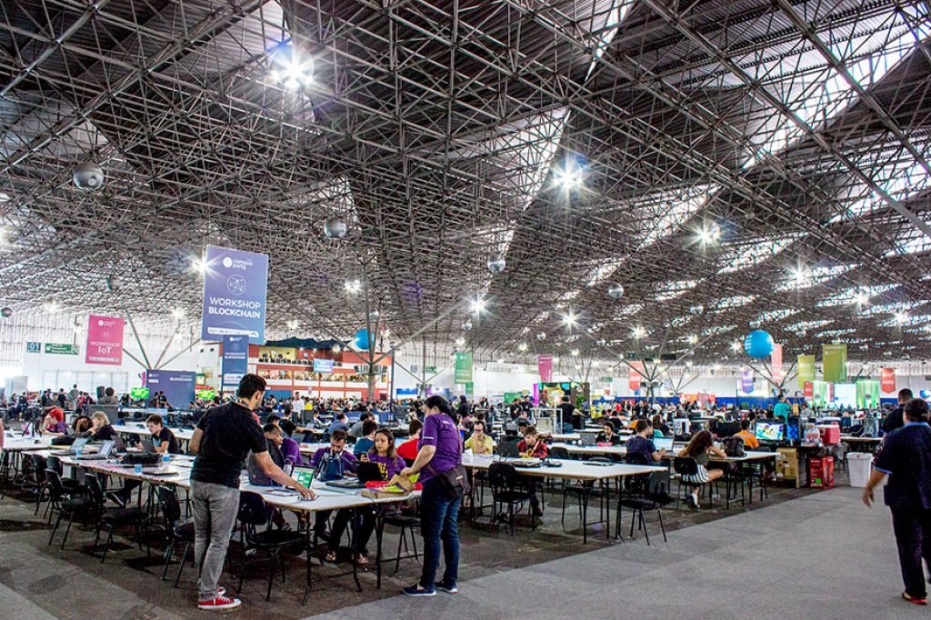 Arena com bancadas para uso de computadores
